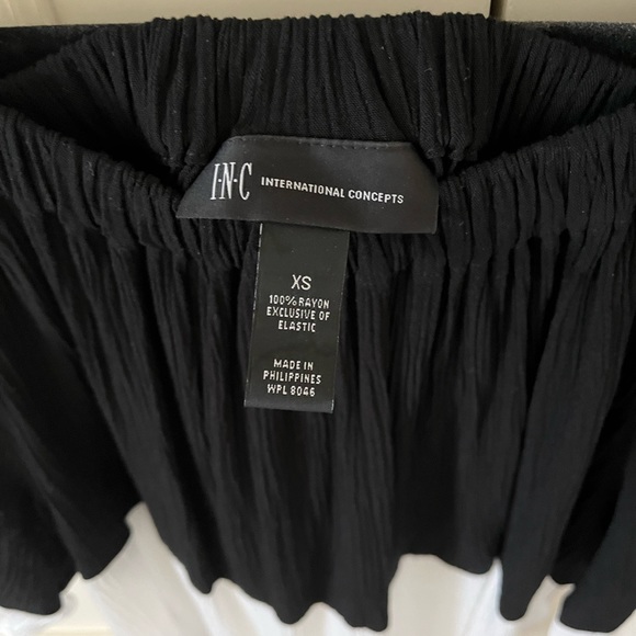 Beautiful black and white top - Picture 3 of 3